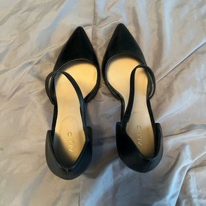 Black high heel, never worn, size 9